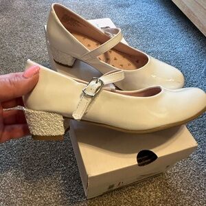 Girls, white dress shoes, size 1